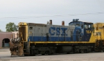 CSX 1104 works with a C40-8 in an "odd couple" lashup